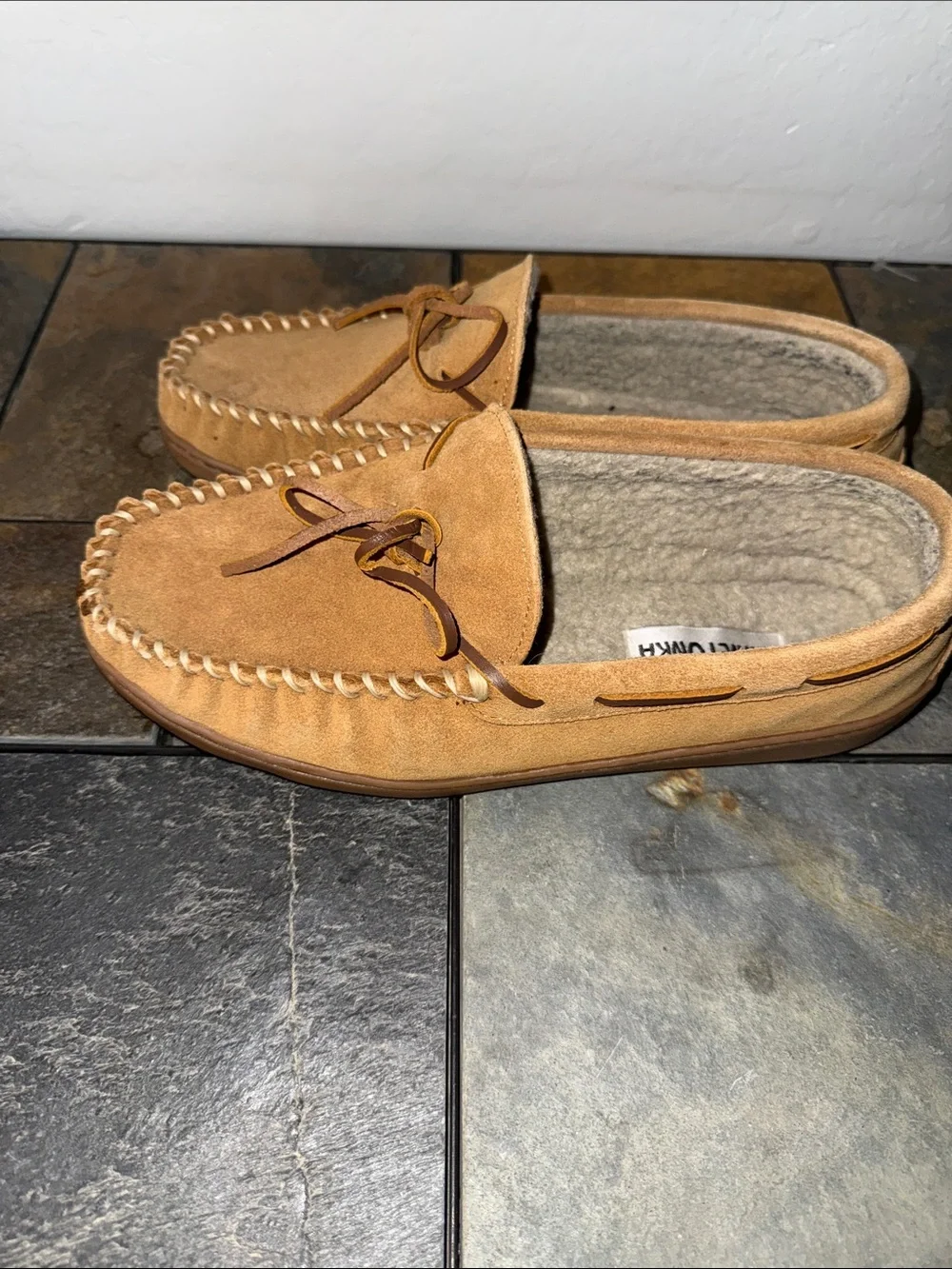Minnetonka Mens Tan Leather Faux Fur Lined Moccasin Slippers 41321 Size 10M